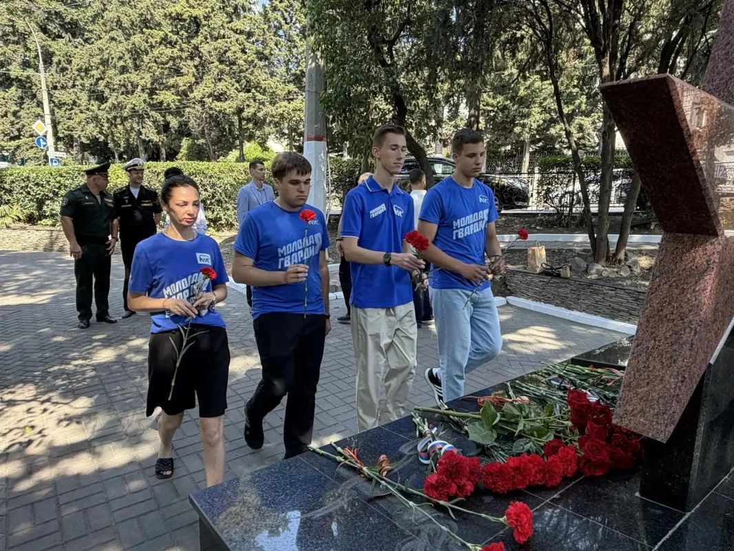 Сотрудники 532 военного следственного отдела СК России почтили память героев Сотрудники 532 военного следственного отдела СК России почтили память героев