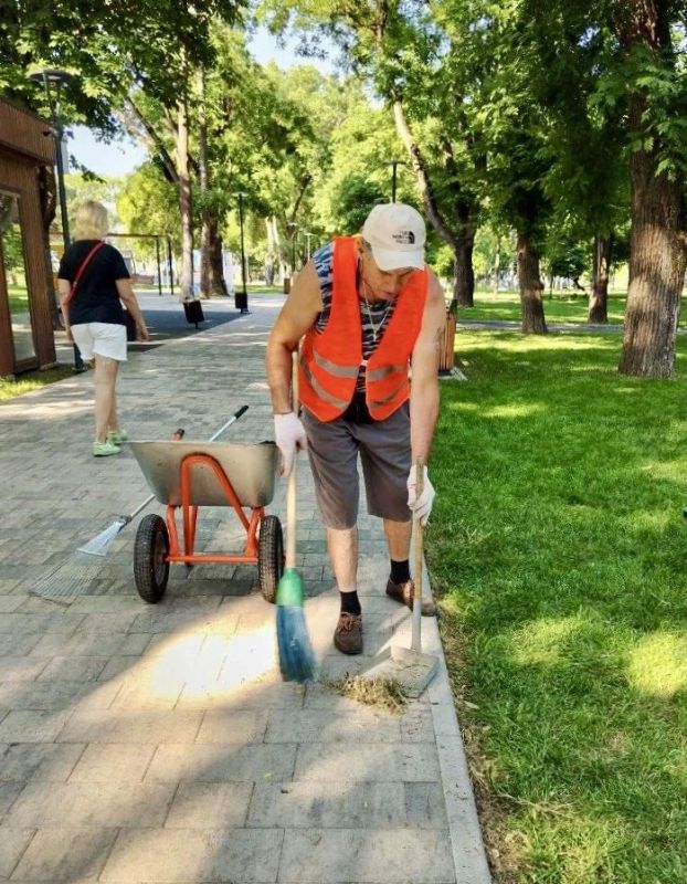 Зелёные уголки Симферополя: ежедневный уход и забота Зелёные уголки Симферополя: ежедневный уход и забота
