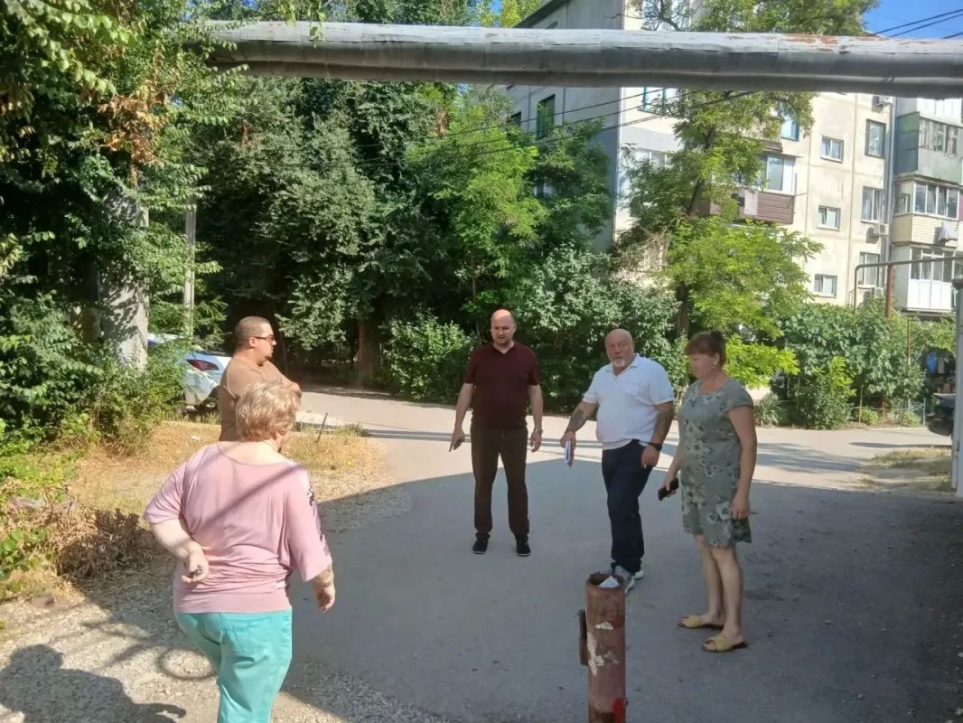 Иван Кошель: Вместе с депутатом Керченского городского совета от "Единой России" Дмитрием Андропуло обсудил насущные вопросы жителей МКД 81, 83, 85 по ул. Кирова Иван Кошель: Вместе с депутатом Керченского городского совета от "Единой России" Дмитрием Андропуло обсудил насущные вопросы жителей МКД 81, 83, 85 по ул. Кирова