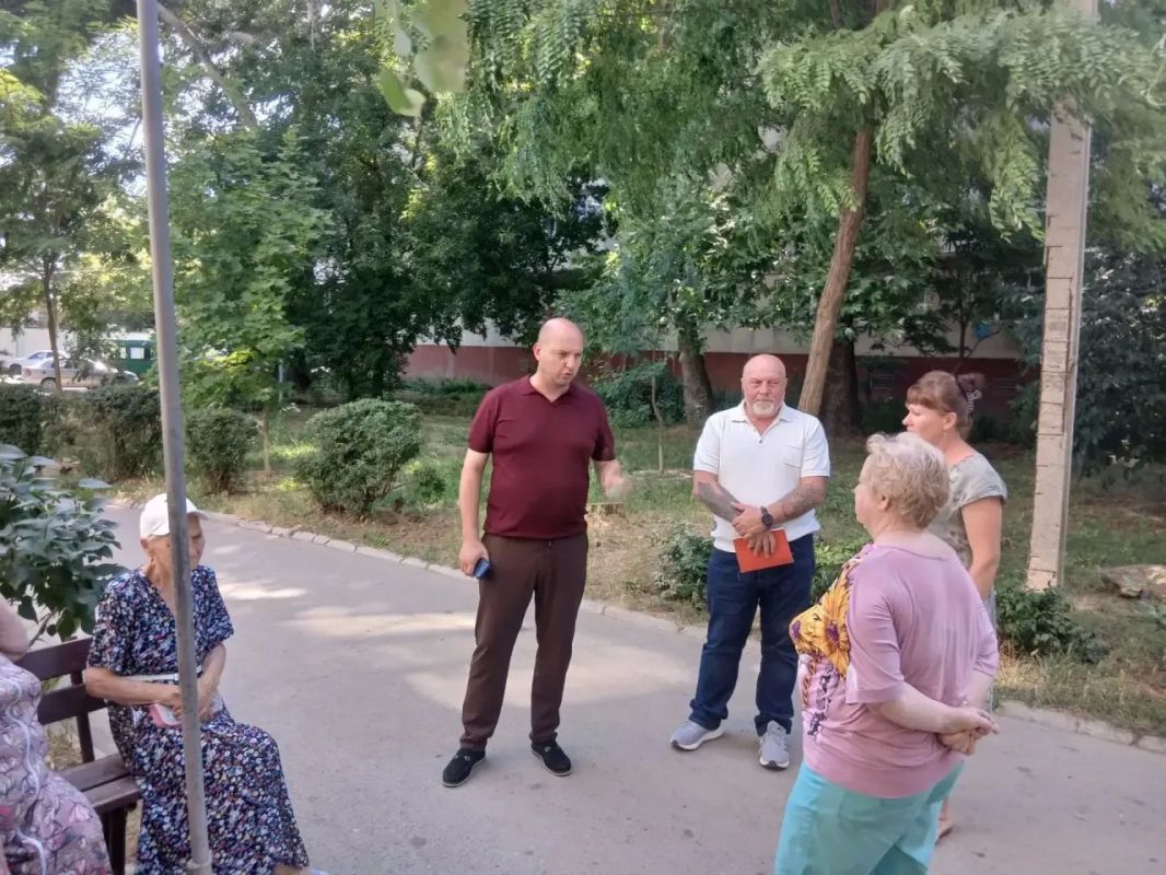 Иван Кошель: Вместе с депутатом Керченского городского совета от "Единой России" Дмитрием Андропуло обсудил насущные вопросы жителей МКД 81, 83, 85 по ул. Кирова
