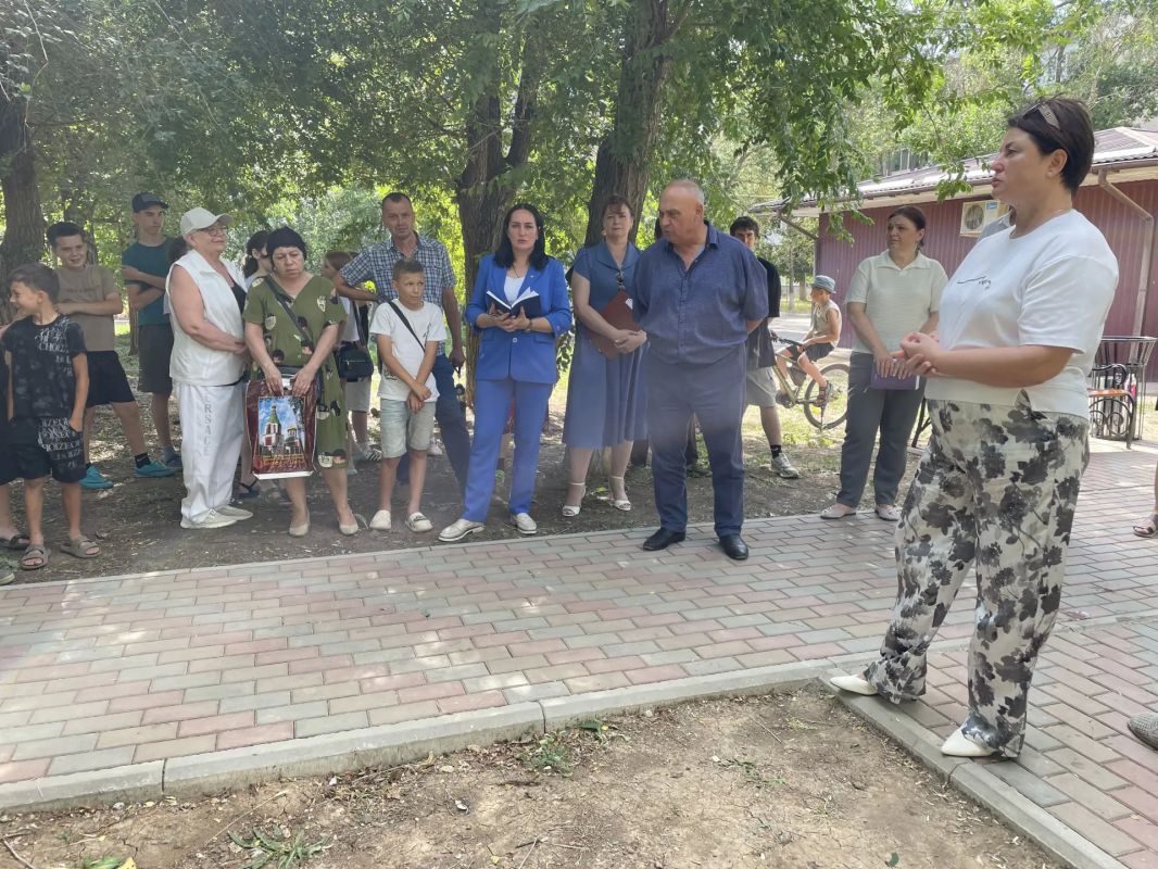Глава Администрации района Василий Грабован и председатель районного совета Ольга Петрова встретились с жителями многоквартирных домов сел Восход и Марьяновка, чтобы лично услышать о том, что их волнует Глава Администрации района Василий Грабован и председатель районного совета Ольга Петрова встретились с жителями многоквартирных домов сел Восход и Марьяновка, чтобы лично услышать о том, что их волнует
