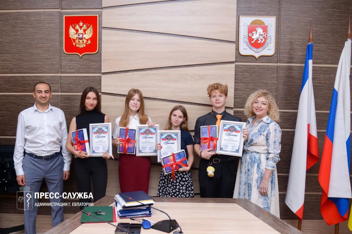 В Евпатории чествовали выпускников, набравших 100 баллов на ЕГЭ В Евпатории чествовали выпускников, набравших 100 баллов на ЕГЭ