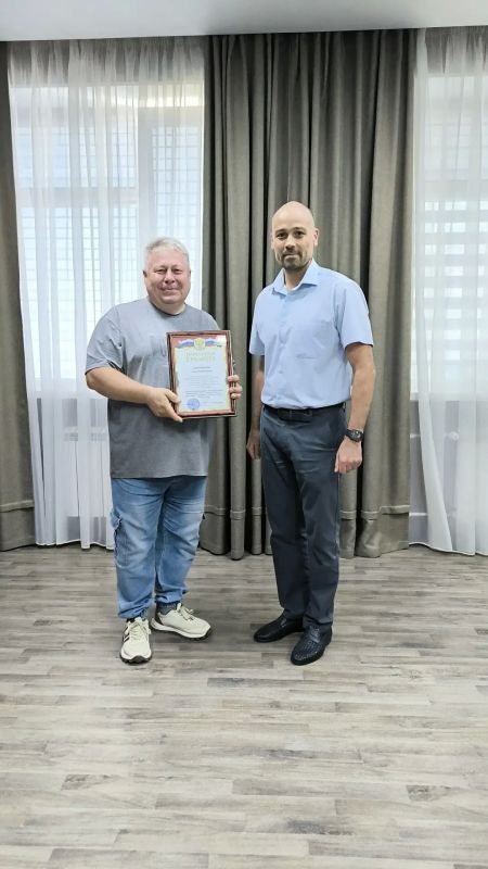 Заместитель министра имущественных и земельных отношений Республики Крым Сергей Соловьев вручил Почетные грамоты и Благодарности министра сотрудникам ГБУ РК "Центр землеустройства и кадастровой оценки" Заместитель министра имущественных и земельных отношений Республики Крым Сергей Соловьев вручил Почетные грамоты и Благодарности министра сотрудникам ГБУ РК "Центр землеустройства и кадастровой оценки"