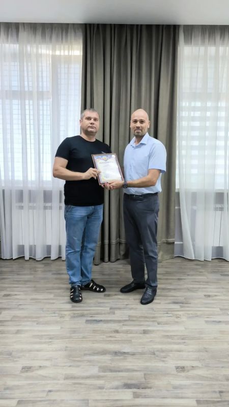 Заместитель министра имущественных и земельных отношений Республики Крым Сергей Соловьев вручил Почетные грамоты и Благодарности министра сотрудникам ГБУ РК "Центр землеустройства и кадастровой оценки" Заместитель министра имущественных и земельных отношений Республики Крым Сергей Соловьев вручил Почетные грамоты и Благодарности министра сотрудникам ГБУ РК "Центр землеустройства и кадастровой оценки"