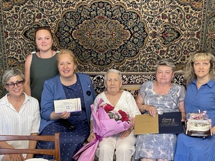 В Ялте Ветерана труда Лидию Богданову поздравили с 90-летием