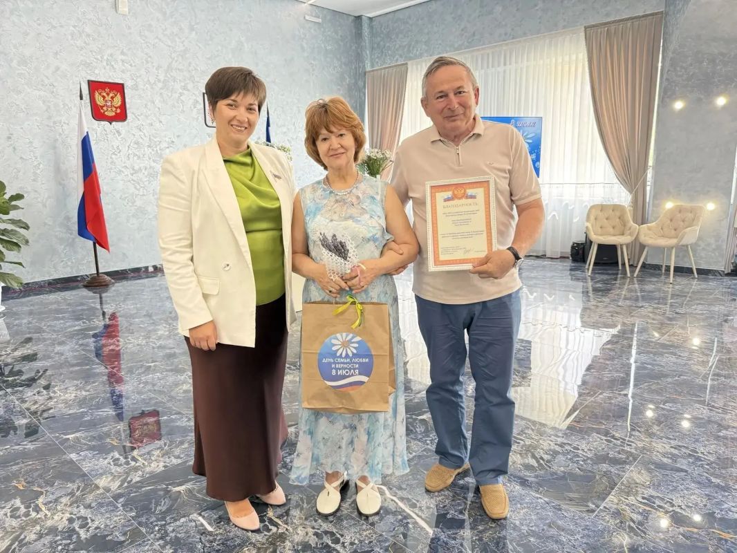 В честь Дня семьи, любви и верности отдел ЗАГС города Симферополя организовал особенное мероприятие — «Парад юбилеев» В честь Дня семьи, любви и верности отдел ЗАГС города Симферополя организовал особенное мероприятие — «Парад юбилеев»