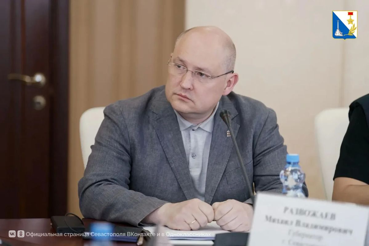 Губернатор Севастополя обсудил с министром энергетики и главой Крыма работу энергосистемы и снижение цен на топливо Губернатор Севастополя обсудил с министром энергетики и главой Крыма работу энергосистемы и снижение цен на топливо