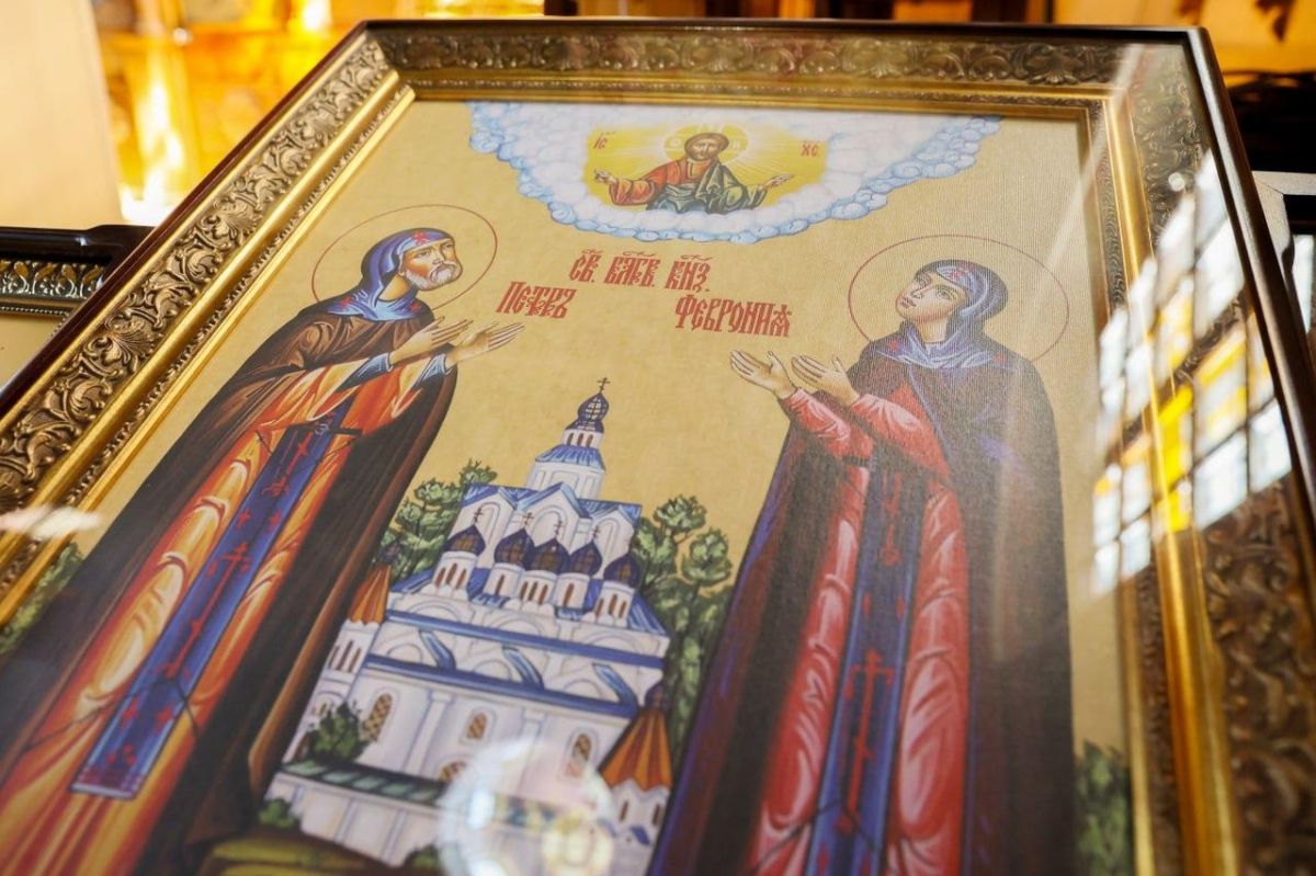 Аксёнов поздравил крымчан с Днём семьи, любви и верности