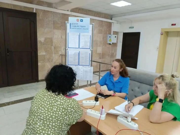Зарядить телефон и взять воду: в Алуште открыли два Центра содействия