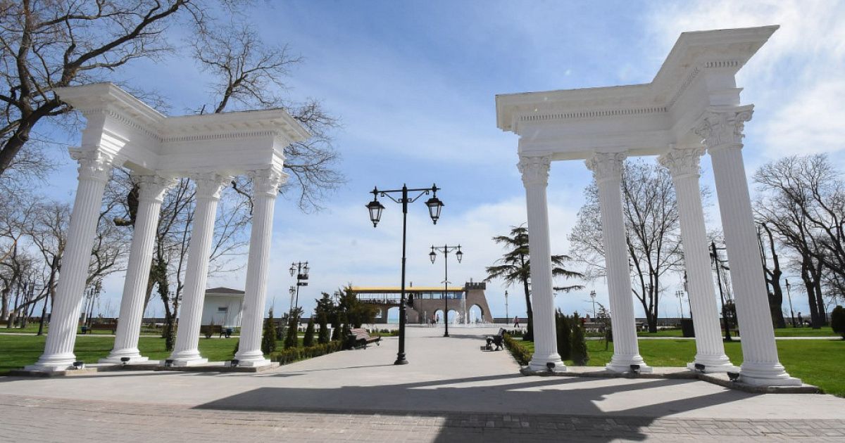 В Евпатории восстановили электричество, вода есть не везде: организован подвоз по графику