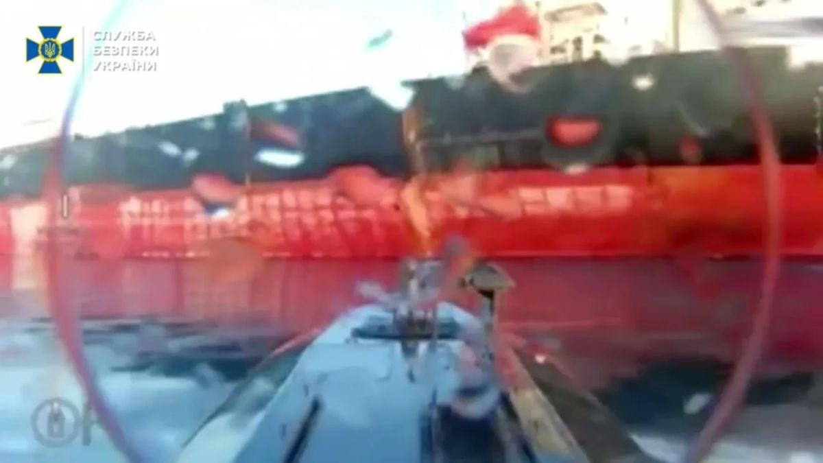 Видео удара украинского БЭК Sea Baby по танкеру BLUE под флагом Камеруна возле Крыма Видео удара украинского БЭК Sea Baby по танкеру BLUE под флагом Камеруна возле Крыма