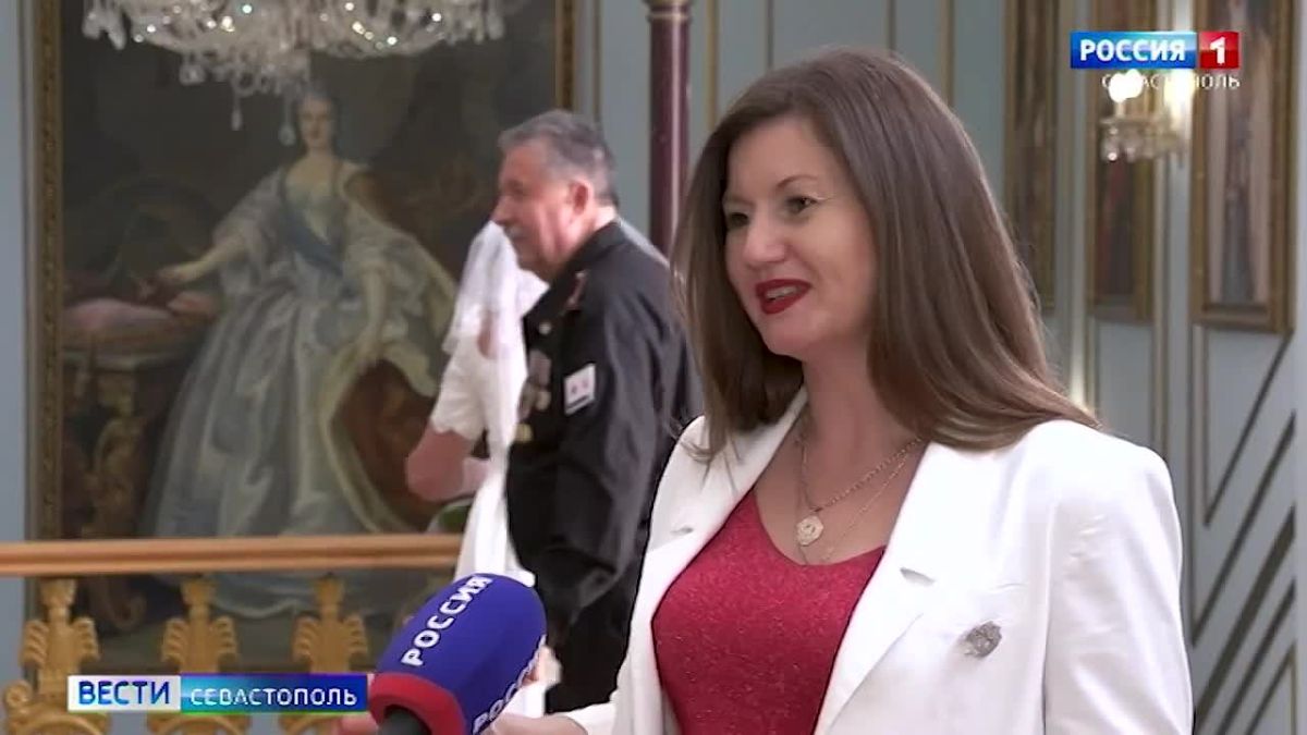 Фотовыставка «Все начинается с любви» открылась в Доме офицеров Черноморского флота