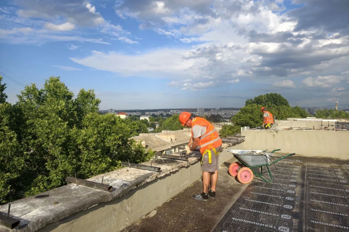 В 2026 году в Крыму отремонтируют более 650 крыш многоквартирных домов