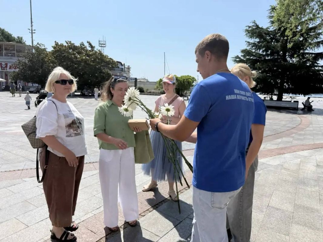 Активисты Ялтинского отделения «Молодой Гвардии Единой России» вручили горожанам живые ромашки — супружеским парам, мамам с детьми и девушкам! Активисты Ялтинского отделения «Молодой Гвардии Единой России» вручили горожанам живые ромашки — супружеским парам, мамам с детьми и девушкам!