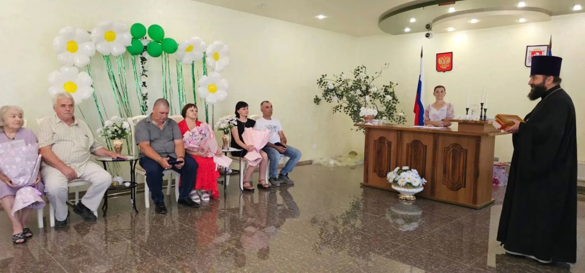 Белогорский районный отдел ЗАГС в праздничный день вручал медали «За любовь и верность»