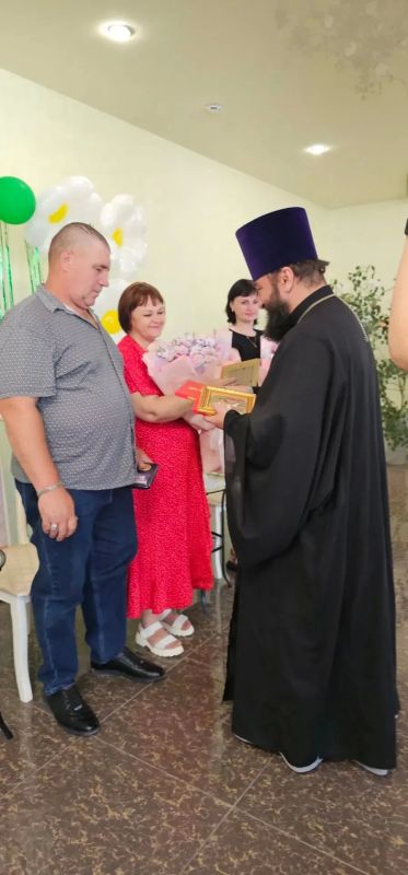 Белогорский районный отдел ЗАГС в праздничный день вручал медали «За любовь и верность» Белогорский районный отдел ЗАГС в праздничный день вручал медали «За любовь и верность»