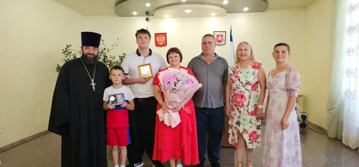 Белогорский районный отдел ЗАГС в праздничный день вручал медали «За любовь и верность» Белогорский районный отдел ЗАГС в праздничный день вручал медали «За любовь и верность»
