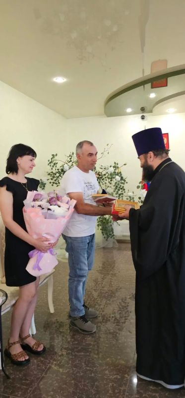 Белогорский районный отдел ЗАГС в праздничный день вручал медали «За любовь и верность» Белогорский районный отдел ЗАГС в праздничный день вручал медали «За любовь и верность»