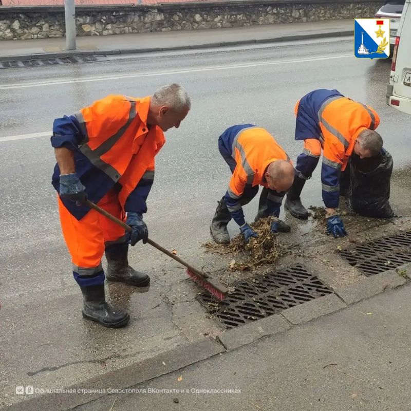В непогоду сотрудники «Водоканала» работают усиленно — ливневки на основных улицах уже проверили