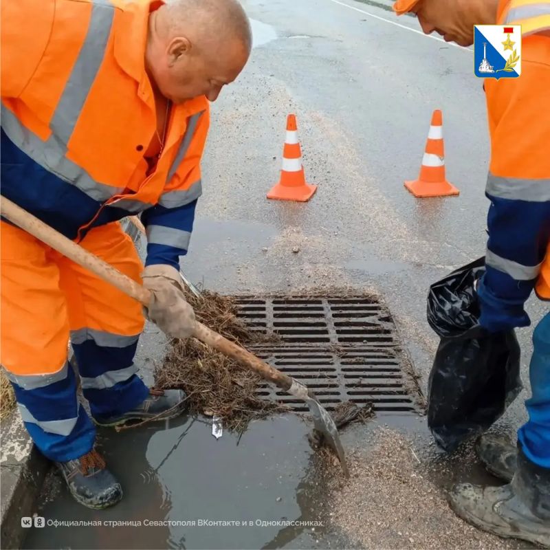 В непогоду сотрудники «Водоканала» работают усиленно — ливневки на основных улицах уже проверили В непогоду сотрудники «Водоканала» работают усиленно — ливневки на основных улицах уже проверили
