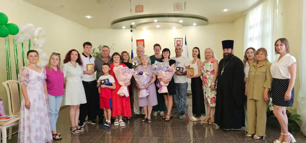 Белогорский районный отдел ЗАГС в праздничный день вручал медали «За любовь и верность» Белогорский районный отдел ЗАГС в праздничный день вручал медали «За любовь и верность»