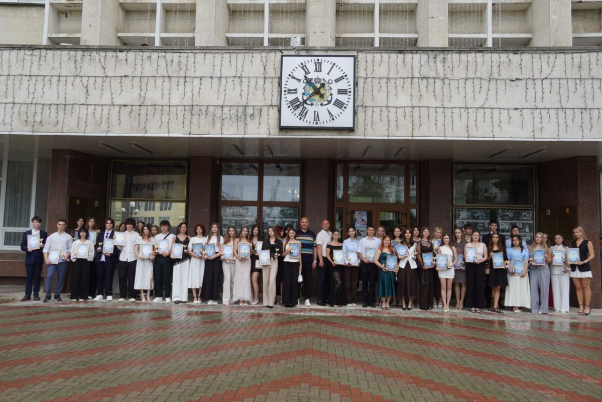 В администрации города состоялась торжественная встреча с выпускниками, завершившими 2025–2026 учебный год с отличием В администрации города состоялась торжественная встреча с выпускниками, завершившими 2025–2026 учебный год с отличием