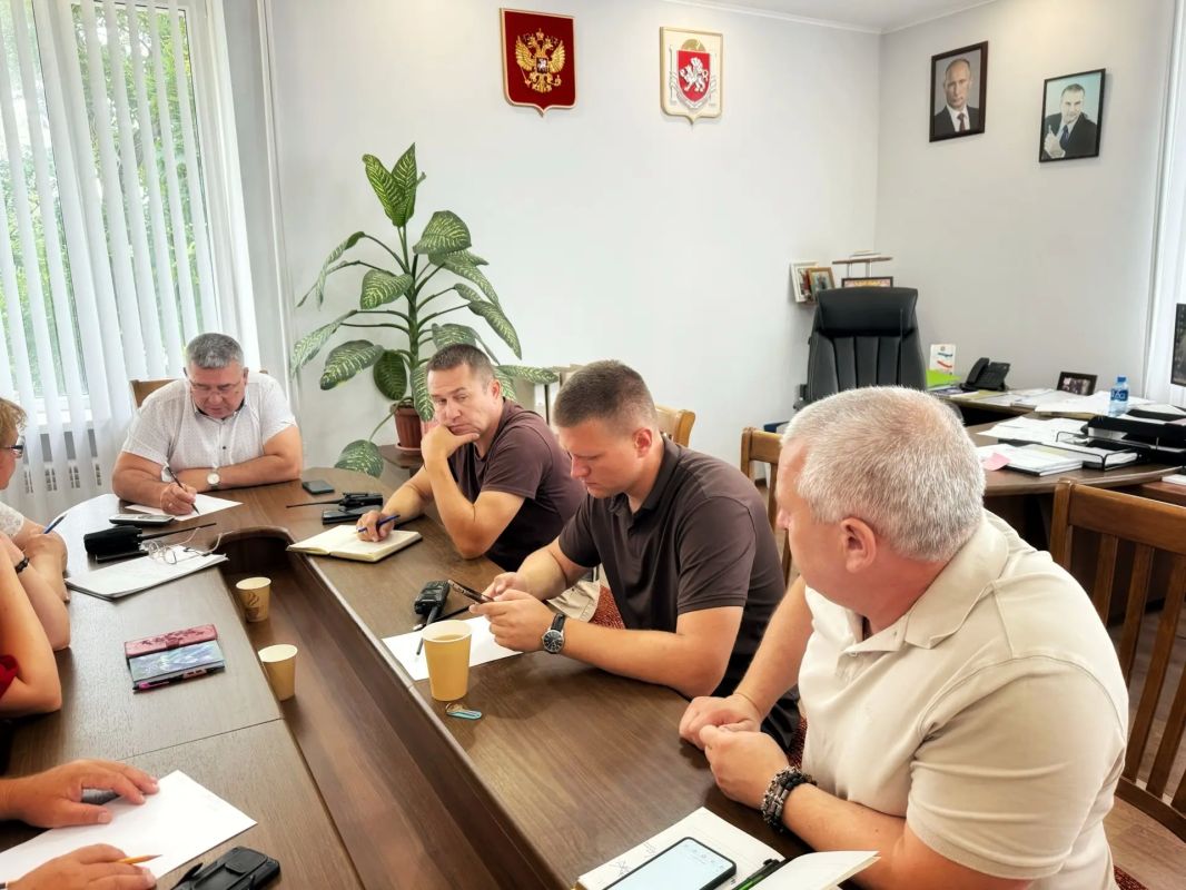 Андрей Шатыренко: Утро начали с оперативного совещания с руководителями служб жизнеобеспечения, экстренных служб, заместителями и руководителями профильных отделов администрации Андрей Шатыренко: Утро начали с оперативного совещания с руководителями служб жизнеобеспечения, экстренных служб, заместителями и руководителями профильных отделов администрации