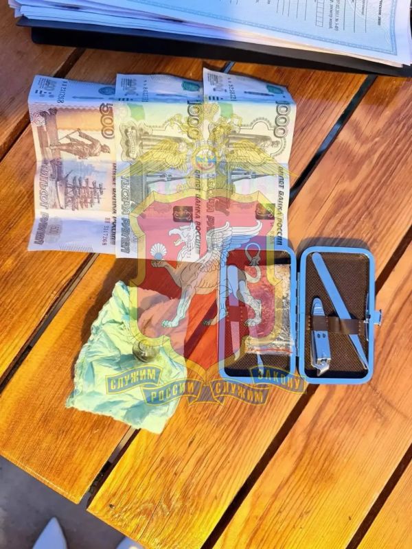 В Феодосии полицейские задержали женщину, подозреваемую в сбыте наркотиков В Феодосии полицейские задержали женщину, подозреваемую в сбыте наркотиков