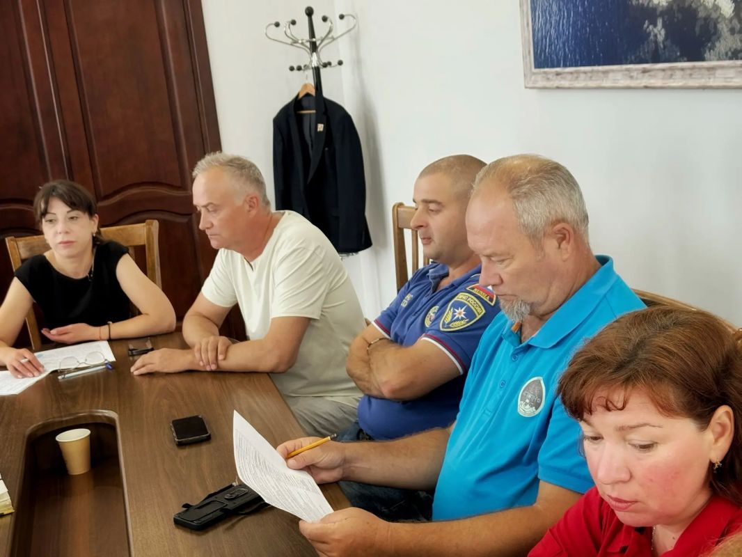 Андрей Шатыренко: Утро начали с оперативного совещания с руководителями служб жизнеобеспечения, экстренных служб, заместителями и руководителями профильных отделов администрации Андрей Шатыренко: Утро начали с оперативного совещания с руководителями служб жизнеобеспечения, экстренных служб, заместителями и руководителями профильных отделов администрации