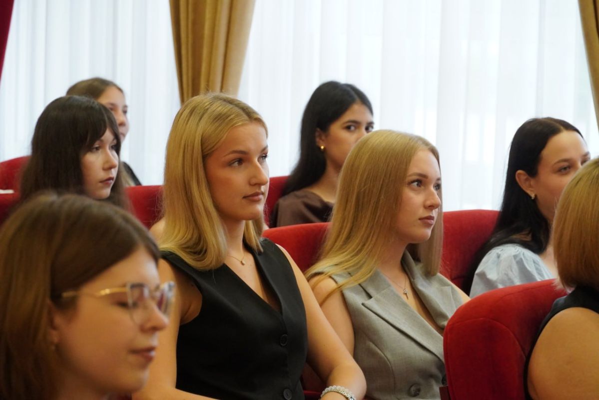 В администрации города состоялась торжественная встреча с выпускниками, завершившими 2025–2026 учебный год с отличием В администрации города состоялась торжественная встреча с выпускниками, завершившими 2025–2026 учебный год с отличием