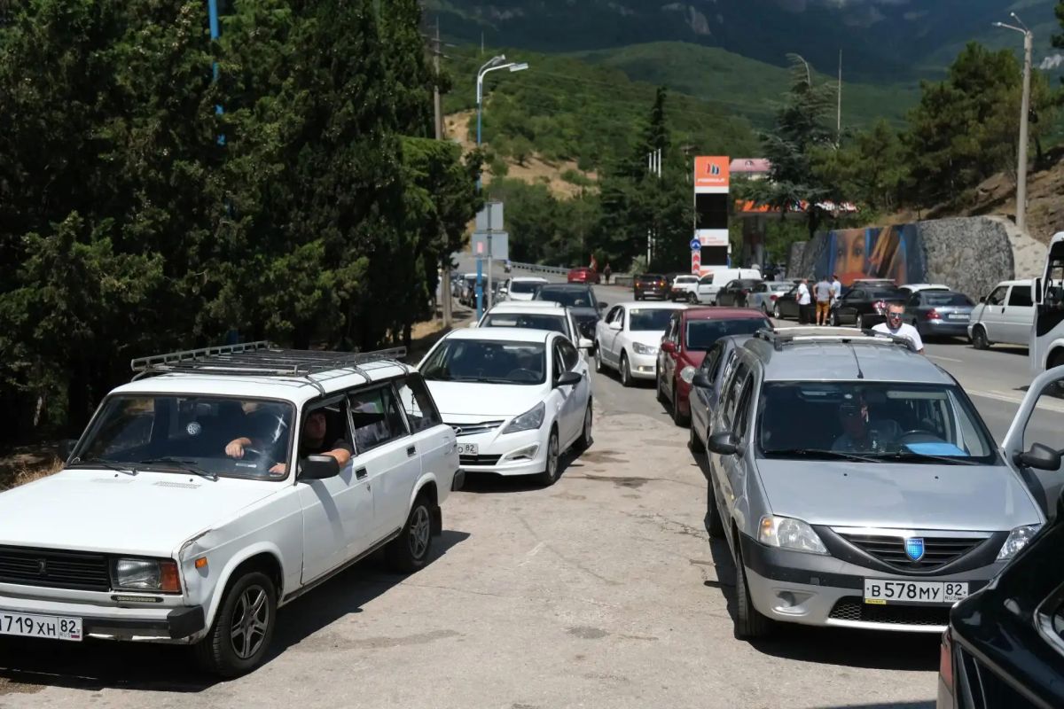 На автозаправочных станциях Ялты, где ведётся отпуск топлива, организовано дежурство сотрудников Департамента муниципального контроля На автозаправочных станциях Ялты, где ведётся отпуск топлива, организовано дежурство сотрудников Департамента муниципального контроля