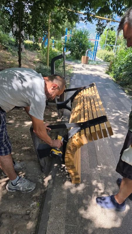 Фотофакт: сотрудники «Зеленстроя» установили в сквере Стахановский в Массандре новые скамейки Фотофакт: сотрудники «Зеленстроя» установили в сквере Стахановский в Массандре новые скамейки