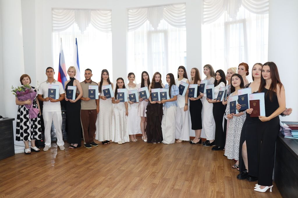 Более тысячи молодых специалистов выпустились в этом году из медицинских колледжей Минздрава Крыма Более тысячи молодых специалистов выпустились в этом году из медицинских колледжей Минздрава Крыма