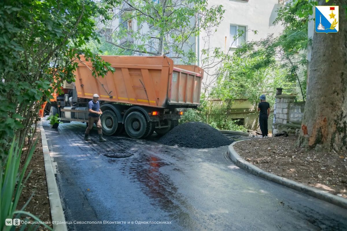 Внутриквартальную дорогу от улицы Крылова до улицы Гоголя ремонтируют с опережением графика Внутриквартальную дорогу от улицы Крылова до улицы Гоголя ремонтируют с опережением графика