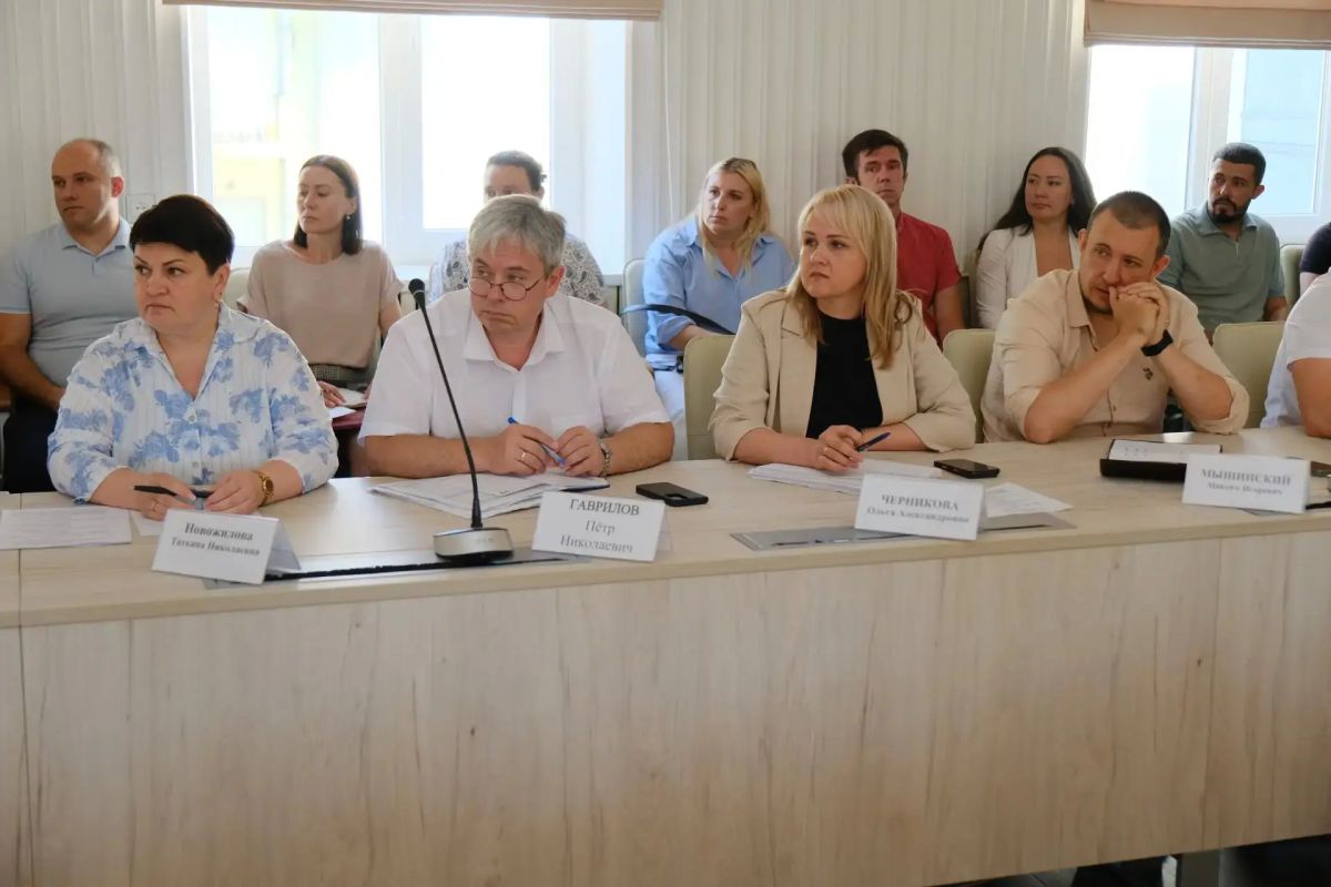 Первый заместитель главы администрации Ялты Сергей Олефиренко вместе с Председателем Ялтинского городского совета Константином Шимановским провели традиционное аппаратное совещание Первый заместитель главы администрации Ялты Сергей Олефиренко вместе с Председателем Ялтинского городского совета Константином Шимановским провели традиционное аппаратное совещание