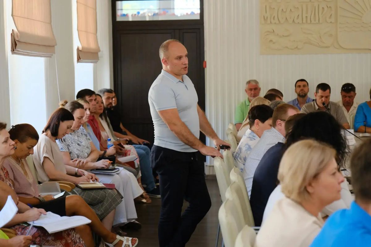 Первый заместитель главы администрации Ялты Сергей Олефиренко вместе с Председателем Ялтинского городского совета Константином Шимановским провели традиционное аппаратное совещание Первый заместитель главы администрации Ялты Сергей Олефиренко вместе с Председателем Ялтинского городского совета Константином Шимановским провели традиционное аппаратное совещание