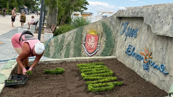 На набережной Евпатории оформляют "цветочный календарь"