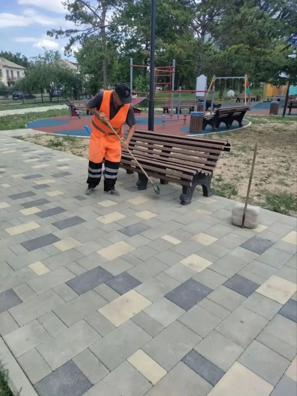 На улицах Симферополя ежедневно наводят порядок На улицах Симферополя ежедневно наводят порядок