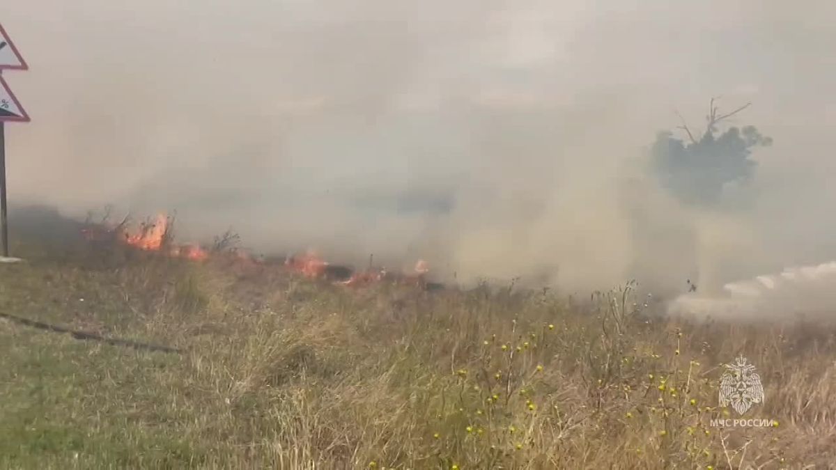 Огнеборцы ликвидировали возгорание сухой растительности