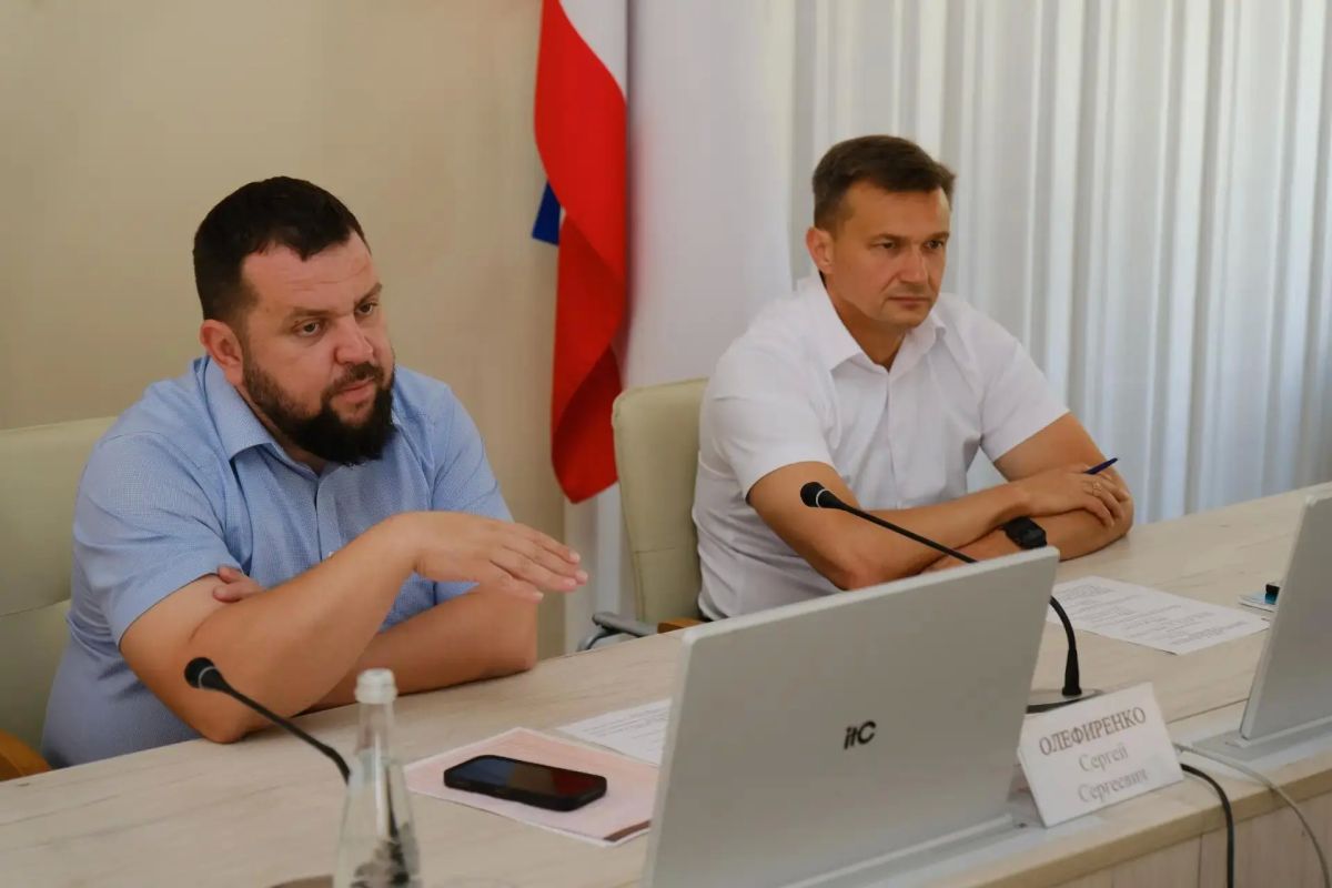 Первый заместитель главы администрации Ялты Сергей Олефиренко вместе с Председателем Ялтинского городского совета Константином Шимановским провели традиционное аппаратное совещание Первый заместитель главы администрации Ялты Сергей Олефиренко вместе с Председателем Ялтинского городского совета Константином Шимановским провели традиционное аппаратное совещание