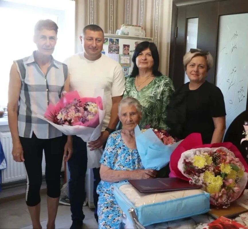 Свой сотый день рождения отпраздновала сегодня Елена Антоновна Клименко из села Скалистое Бахчисарайского района