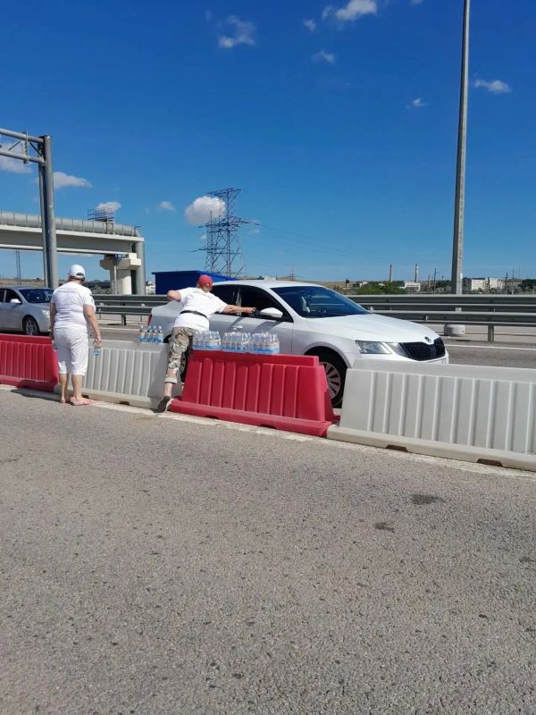 На автоподходах к Крымскому мосту со стороны Керчи организована раздача питьевой воды На автоподходах к Крымскому мосту со стороны Керчи организована раздача питьевой воды
