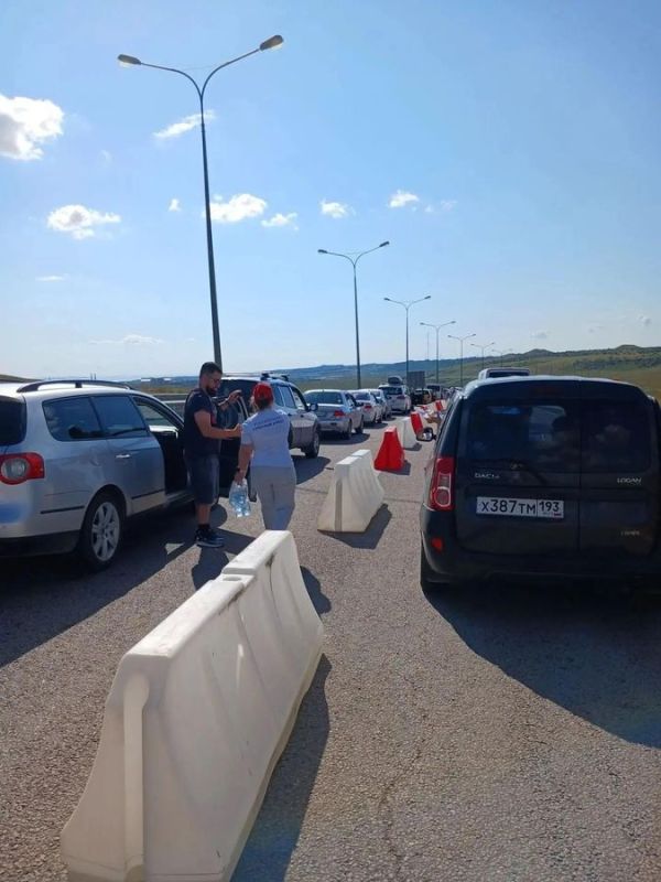 Пробки на Крымском мосту: на автоподходах со стороны Керчи раздают питьевую воду Пробки на Крымском мосту: на автоподходах со стороны Керчи раздают питьевую воду