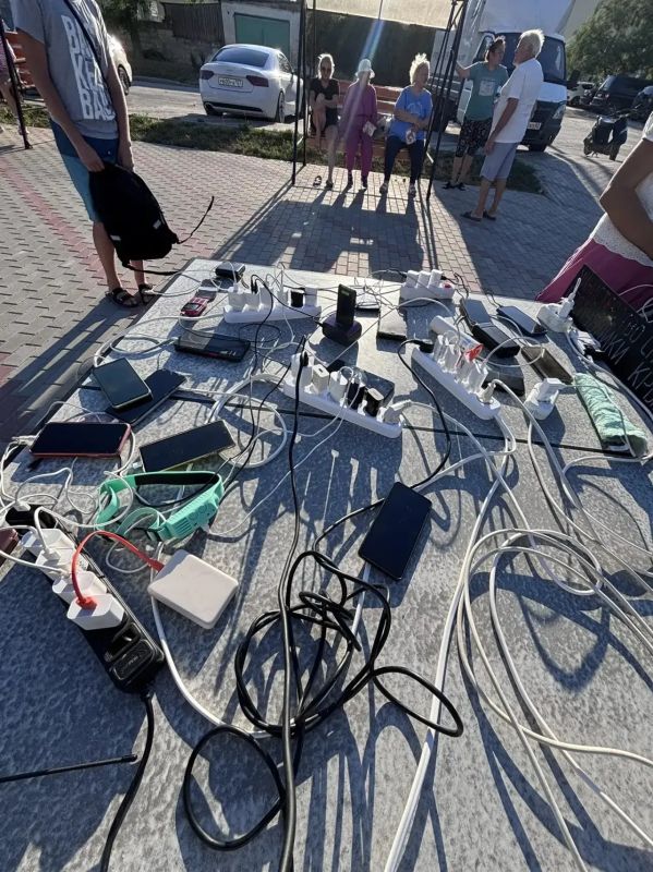 В Черноморском развернули центр помощи во дворе жилого дома В Черноморском развернули центр помощи во дворе жилого дома
