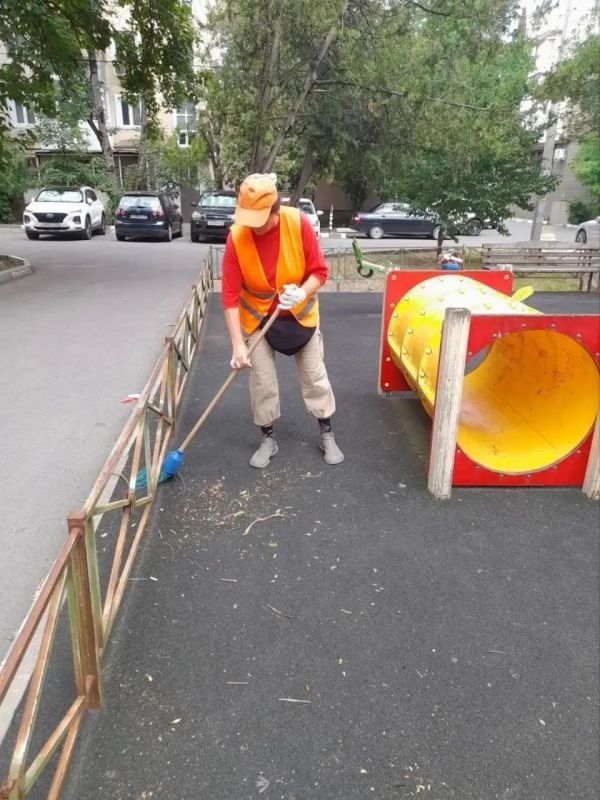 На улицах Симферополя ежедневно наводят порядок На улицах Симферополя ежедневно наводят порядок