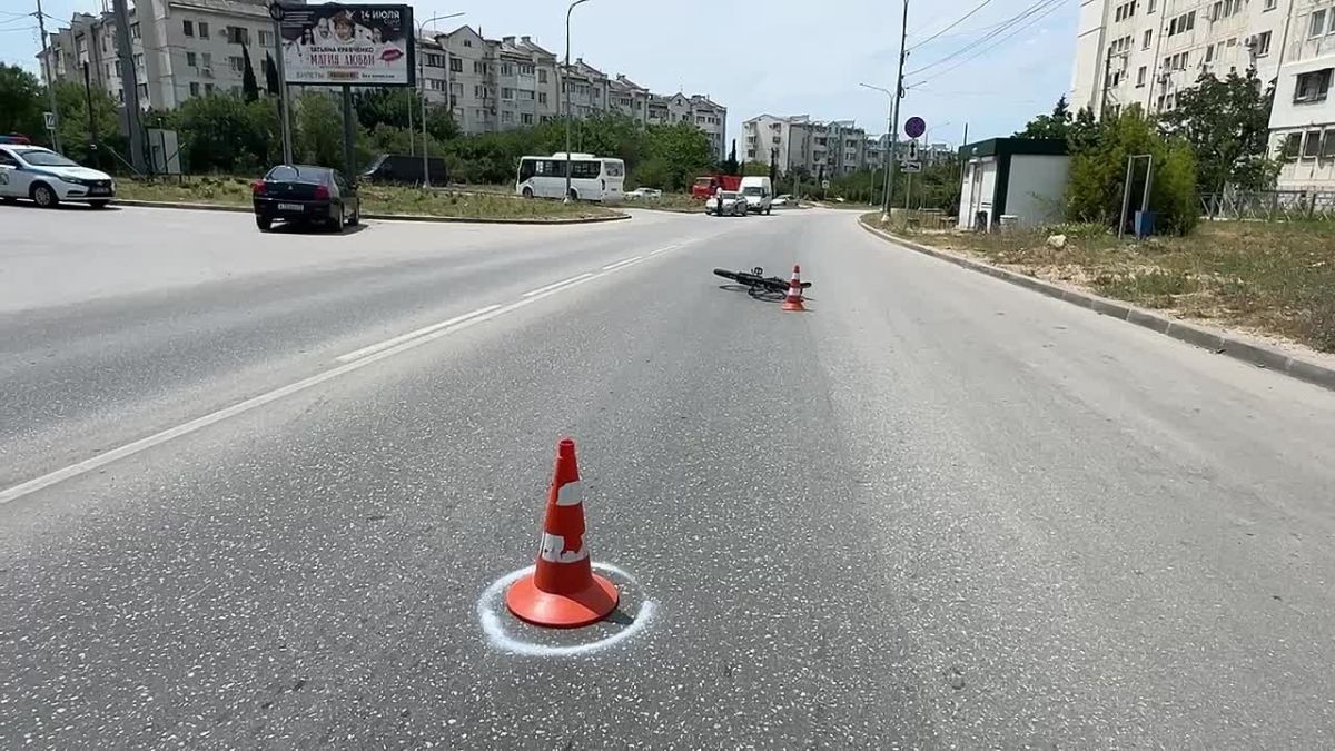 Госавтоинспекция Севастополя работает на месте ДТП с участием иномарки и 10-летнего велосипедиста