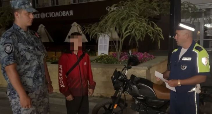 В Феодосии мопедиста оштрафовали на 5 тыс. рублей за ночную езду по тротуару