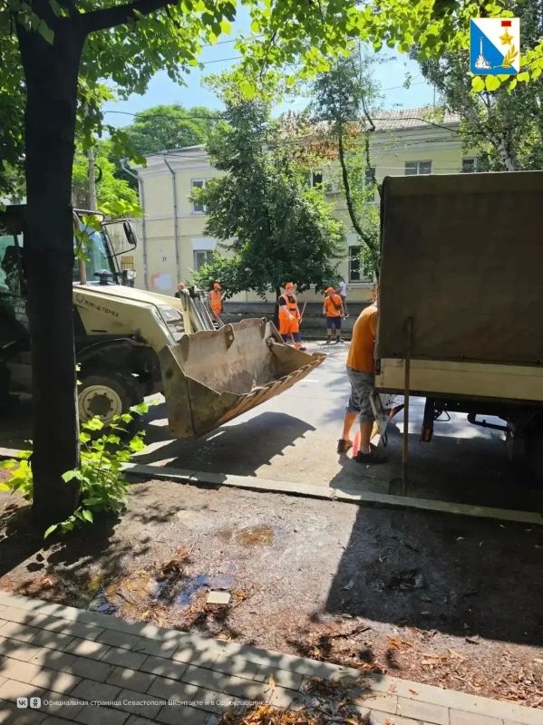 В Севастополе подрядчики устраняют последствия ливня: на улицах работают более 20 дорожников и 14 единиц техники В Севастополе подрядчики устраняют последствия ливня: на улицах работают более 20 дорожников и 14 единиц техники