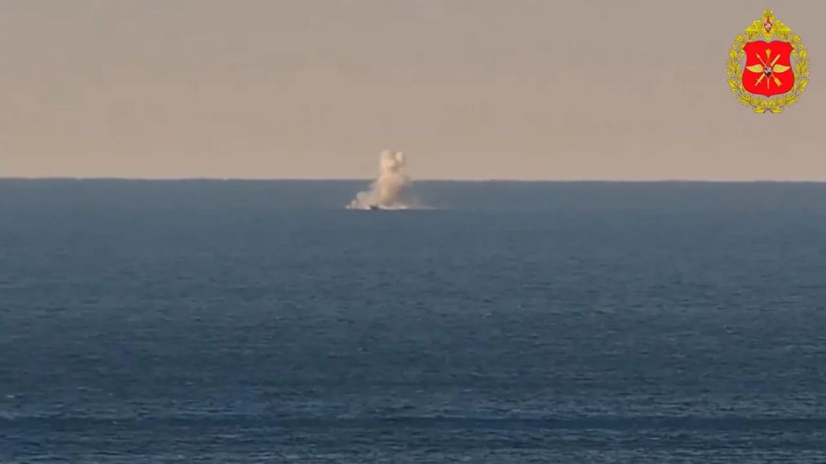 Процесс уничтожения украинских БЭК Sargan-3000 в акватории Черного моря ударами "Ланцетов" и стрелковым огнем Процесс уничтожения украинских БЭК Sargan-3000 в акватории Черного моря ударами "Ланцетов" и стрелковым огнем