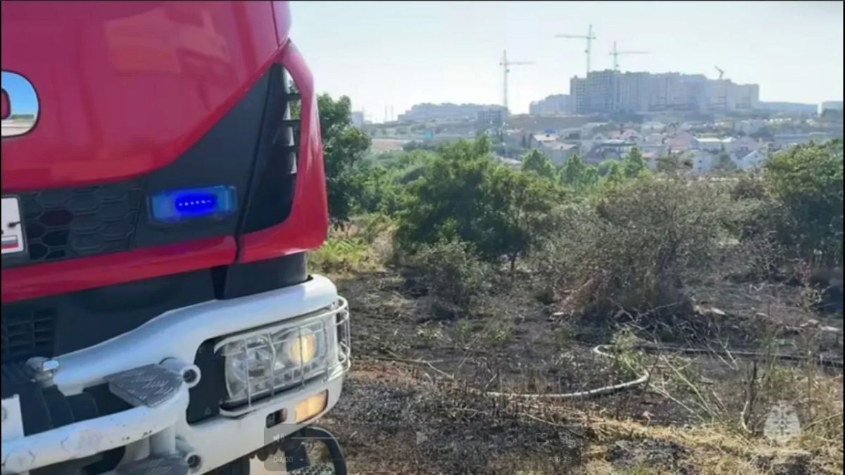В Севастополе на склоне у улицы Вакуленчука загорелась сухая трава
